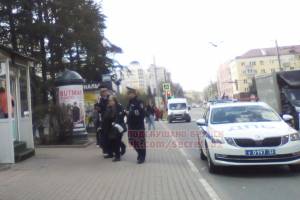 В Брянске на площади Партизан задержали пенсионерку со спущенными штанами