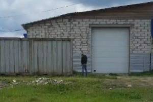 В Клинцах возле МРЭО водители устроили туалет под заборами частных домов