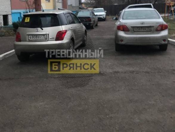 В Брянске автохам перекрыл проезд во дворе многоэтажки