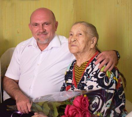 В Дятьково 100-летний юбилей отметила легендарная партизанка Евгения Малахова