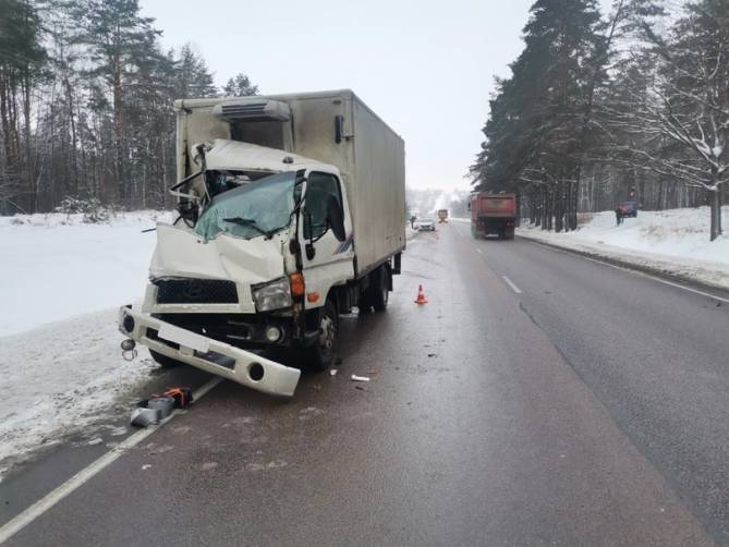 Под Жуковкой водитель Hyundai врезался в «ГАЗ» и сломал ногу мужчине