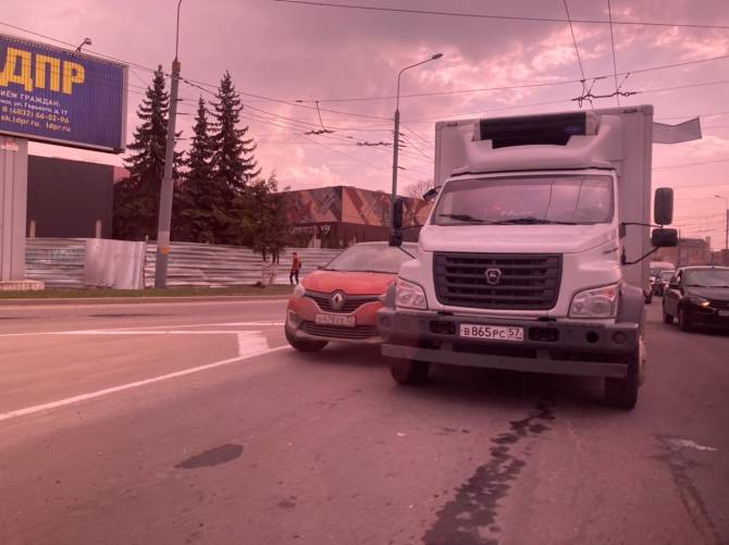 Грузовик из Орла столкнулся с Renault в центре Брянска