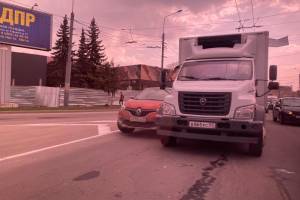 Грузовик из Орла столкнулся с Renault в центре Брянска