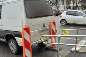 В Брянске автохам на микроавтобусе перекрыл инвалидам въезд на почту