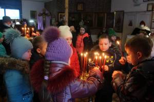 В Карачеве провели литургию для детей