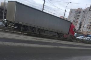 В Брянске у Мясокомбината грузовик оказался на встречной полосе