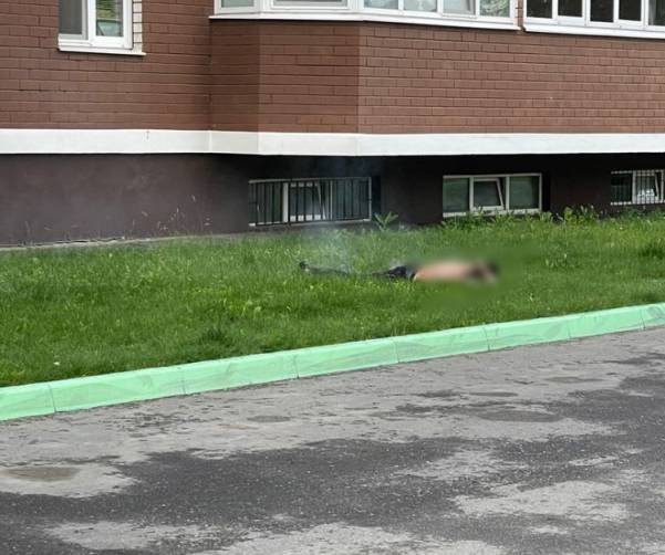 В Брянске сняли на видео выпавшего из окна 15-го этажа горящего мужчину