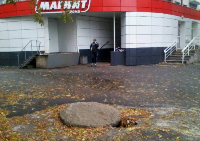 В Брянске заметили опасный люк возле магазина «Магнит»