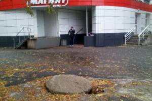 В Брянске заметили опасный люк возле магазина «Магнит»