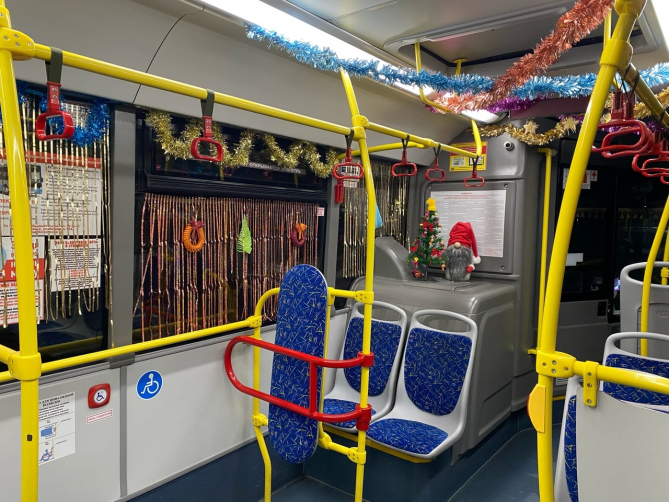 В Брянске к Новому году празднично украсили автобусы  