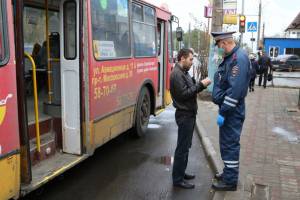 В общественном транспорте Брянска за сутки поймали 22 безмасочника