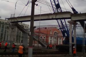 На вокзале Брянск-I продолжили снос аварийного пешеходного моста