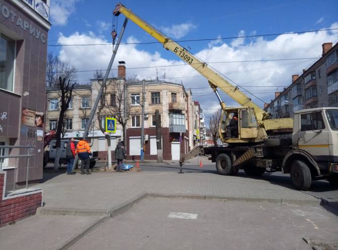 На улице Фокина в Брянске меняют электроопоры