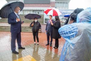 Брянские депутаты обсудили под дождём бесплатную уху