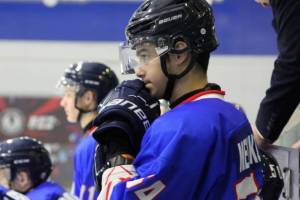 Брянские хоккеисты дважды разгромно проиграли дома московскому «Юнисону»