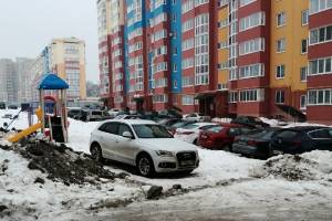 В Брянске пристыдили автохама за парковку на детской площадке