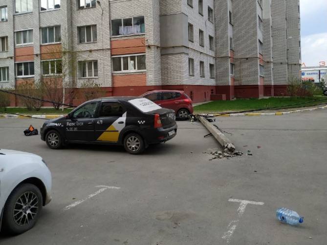 В Московском микрорайоне Брянска рухнул столб