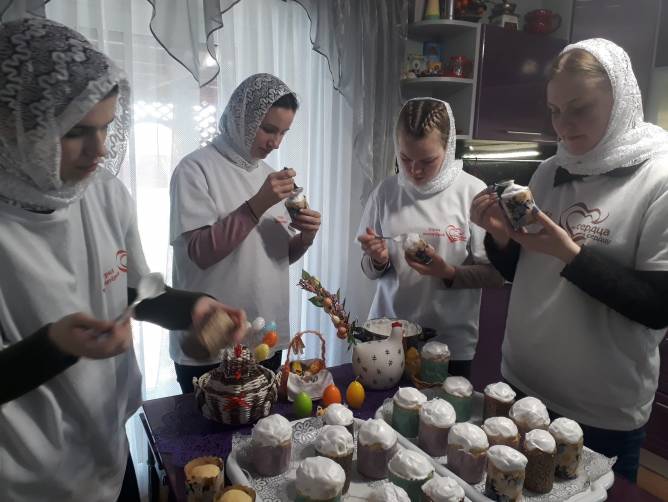 В Новозыбкове студенты педколледжа подарили пенсионерам куличи