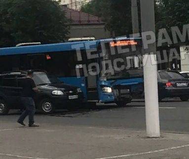 В Брянске на Красноармейской столкнулись автобус №5Д и легковушка