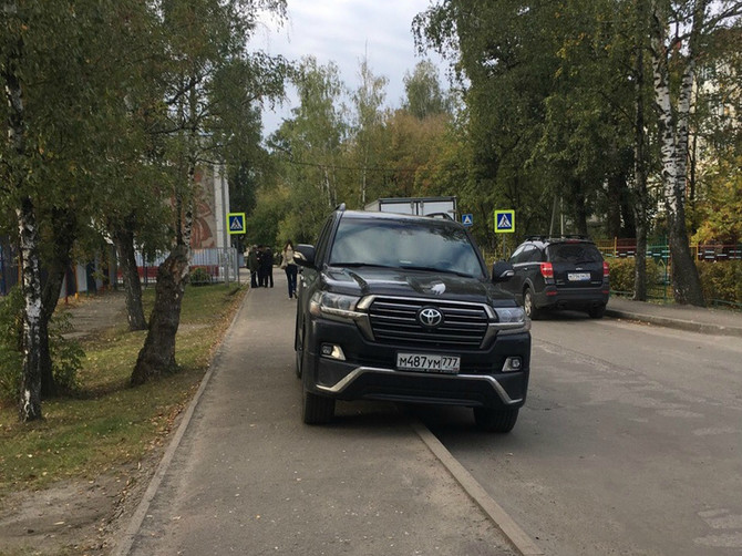 В Брянске водитель Toyota захватил тротуар между школой и детсадом