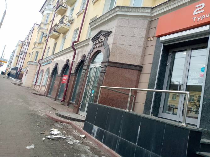 В Брянске на проспекте Ленина со «сталинки» рухнула на тротуар штукатурка