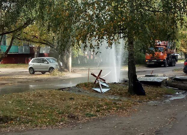 В Брянске на улице Орловской забил фонтан