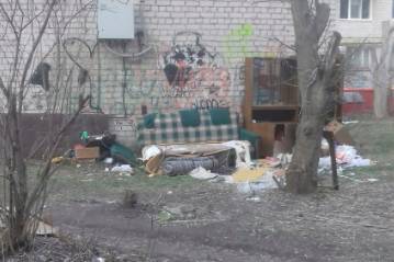 В центре Брянска сфотографировали свалку у детской площадки