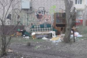 В центре Брянска сфотографировали свалку у детской площадки