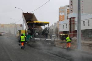 В Брянске укладывают выравнивающий слой асфальта на Советской