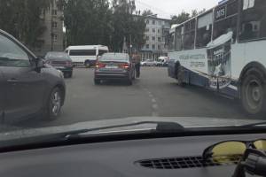 В Брянске на въезде в Бежицу столкнулись две легковушки