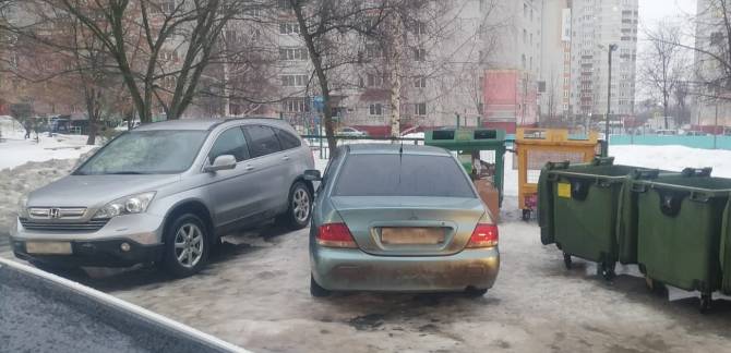 В Брянске 30 водителей нарвались на штрафы за блокирование подъезда к мусоркам