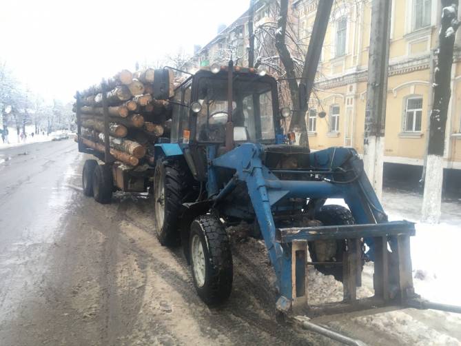 В Новозыбкове задержали 61-летнего тракториста с древесиной