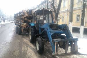 В Новозыбкове задержали 61-летнего тракториста с древесиной