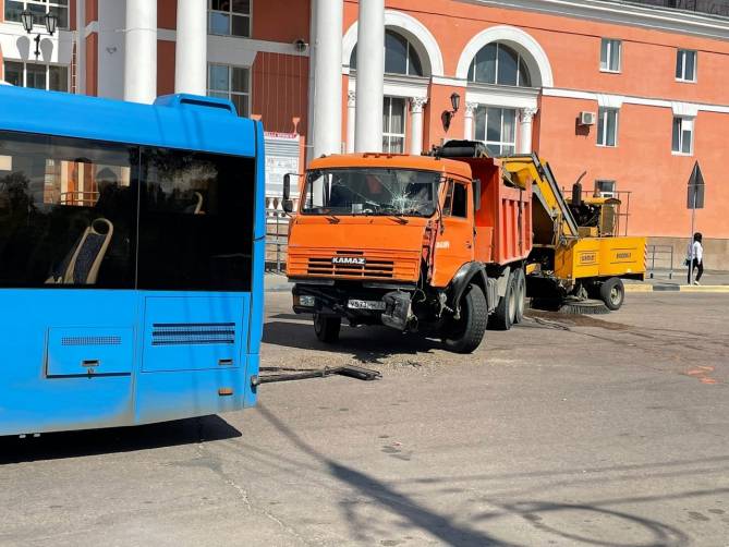 У вокзала Брянск-I столкнулись КАМАЗ коммунальщиков и автобус