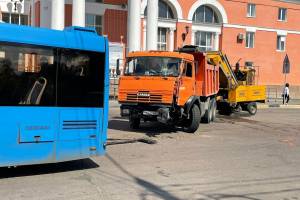 У вокзала Брянск-I столкнулись КАМАЗ коммунальщиков и автобус