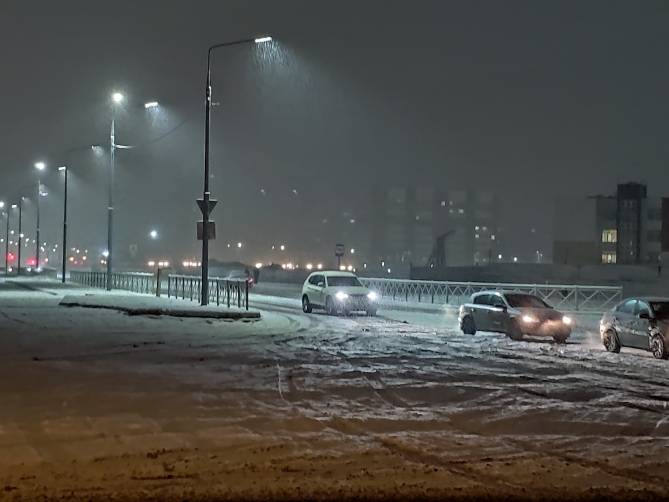 В Брянске новая дорога по улице Горбатова оказалась завалена снегом