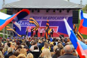 В Брянске состоялся митинг-концерт «Вместе навсегда!»