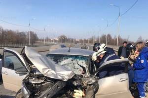 В Брянске на новой дороге спасатели вырезали водителя из покореженной машины
