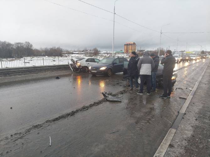 В Брянске на Литейном мосту водитель Skoda сломал ребро пассажиру