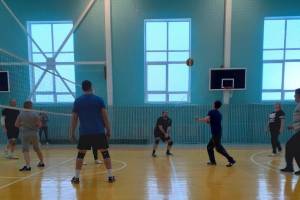 Брасовские учителя в новогодние каникулы сразились в волейбол