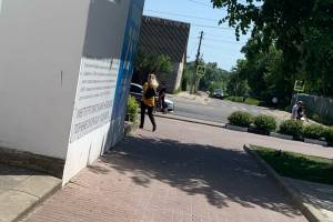 В Клинцах девушка получила удар в живот на входе в магазин