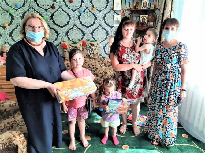 Брянцы помогли семьям с тяжелобольными детьми в Дубровском районе