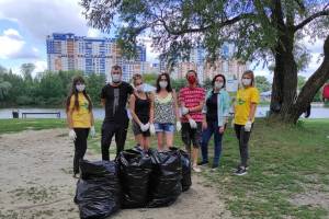В Брянске очистили от мусора пляж у железнодорожного вокзала
