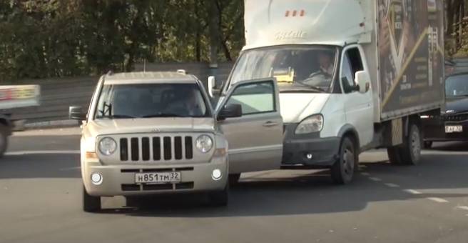 В Брянске в ДТП на кольцевых развязках ранены 3 человека