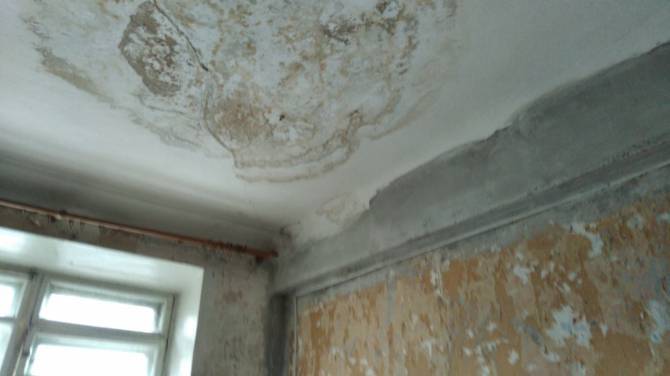 Жителям общежития с «дырявой» крышей на Набережной пообещали компенсацию