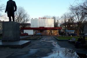 В Брянске начался ремонт сквера возле кинотеатра «Салют»