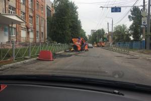 В Брянске на улице Фокина заменят 100 плит канализационных люков