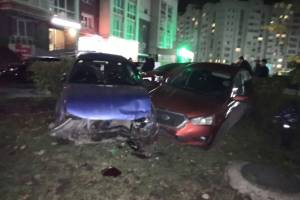 Пьяный водитель разбил две машины во дворе на Романа Брянского