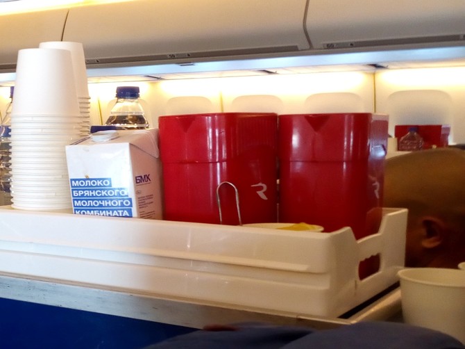 Пассажирам авиарейса в Таиланд разливали брянское молоко