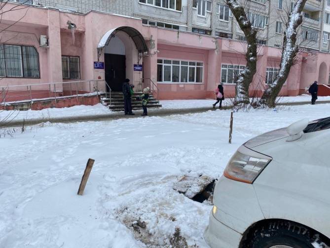 В Брянске прокуратура потребовала устранить опасную яму возле паспортного стола